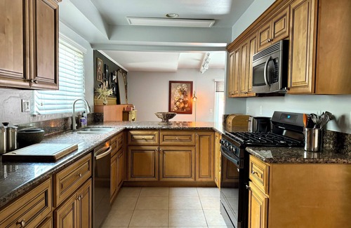 Chatsworth House | The Crane: Game & Fitness room, big Pool and yard for kids! Chefs kitchen! Ps5!