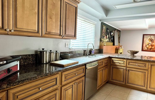 Chatsworth House | The Crane: Game & Fitness room, big Pool and yard for kids! Chefs kitchen! Ps5!