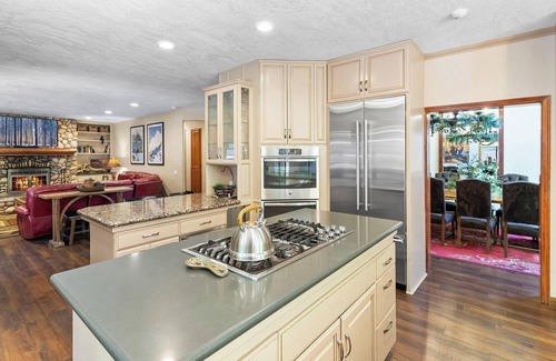 Evergreen Estates Cabin | The Evergreen Lodge by Destination Big Bear : Walk to Snow Summit from this Majestic Luxury Getaway! Indoor Enclosed Hot Tub! Game Room! Pet Friendly!