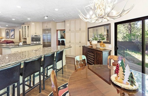 Evergreen Estates Cabin | The Evergreen Lodge by Destination Big Bear : Walk to Snow Summit from this Majestic Luxury Getaway! Indoor Enclosed Hot Tub! Game Room! Pet Friendly!