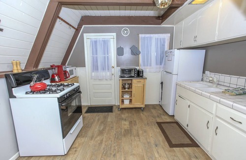Moonridge House | The Getaway - Close to Slopes, Zoo & Golf course, Deck, Barbecue