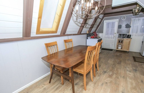 Moonridge House | The Getaway - Close to Slopes, Zoo & Golf course, Deck, Barbecue