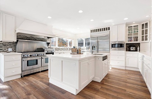Big Bear Lake Cabin | The Great Gatsbear Cabin by Destination Big Bear : 5 Star! High End! Dock! Theater! Hot Tub! Lake! Gourmet Kitchen! BBQ! Lux!