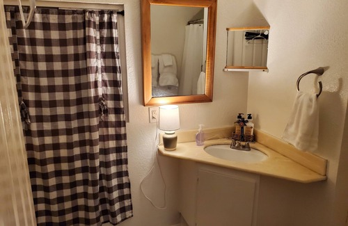 Twin Peaks Cabin | The Hiker's Hideaway at The Twin Peaks Lodge