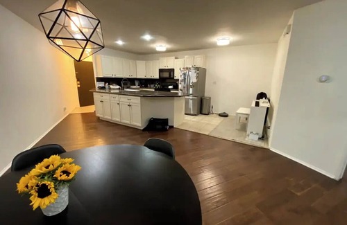 Hollywood Hills Condo | The Landing - Hollywood Hills Aptn3 min from Universal Studios and Walk of Fame