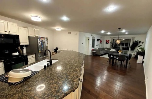 Hollywood Hills Condo | The Landing - Hollywood Hills Aptn3 min from Universal Studios and Walk of Fame