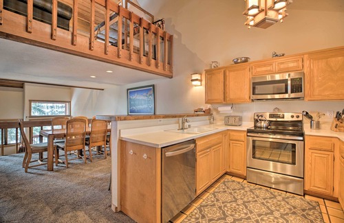 Mammoth Lakes House | The Mammoth Lodge by Hiking, Lakes, Skiing & More!