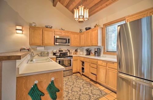 Mammoth Lakes House | The Mammoth Lodge by Hiking, Lakes, Skiing & More!