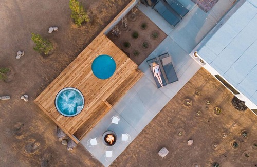 Pioneertown House | The Modern Wolfden: 4 bedrooms, All En-suite Baths