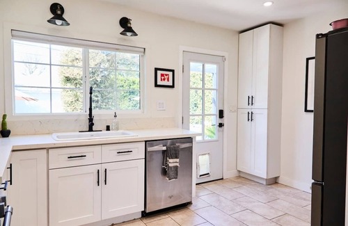 Lake Balboa House | The Oasis | Sleeps 6 | Private Pool & Garden