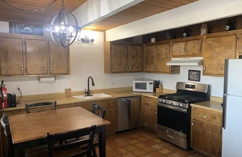 Sugarloaf Cabin | The Raccoon Retreat + Firepit + Spa + BBQ
