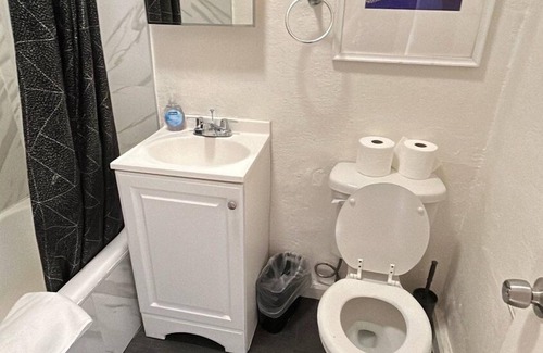 Westlake Apartment | The Retreat You're Looking For | Queen Studio!