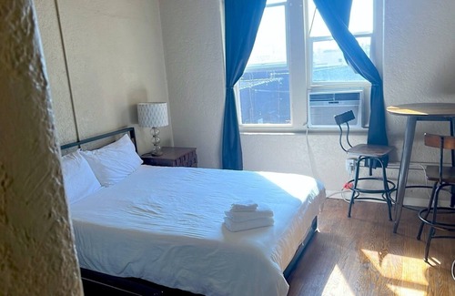 Westlake Apartment | The Retreat You're Looking For | Queen Studio!