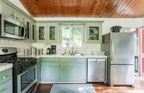 Crestline House | The Starlight Lodge, just a short walk to Lake Gregory