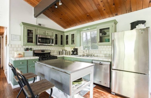 Crestline House | The Starlight Lodge, just a short walk to Lake Gregory