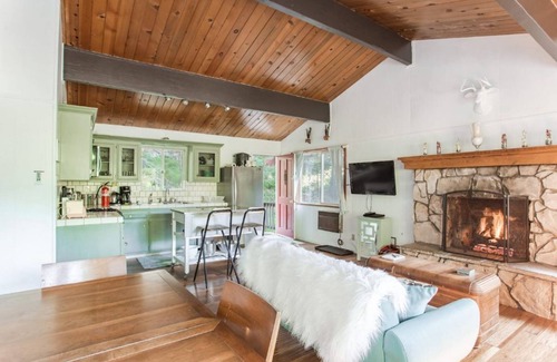 Crestline House | The Starlight Lodge, just a short walk to Lake Gregory