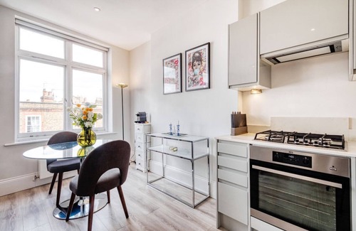 Hampstead Condo | The Village Vixen Hampstead - by Out of Office Lifestyle
