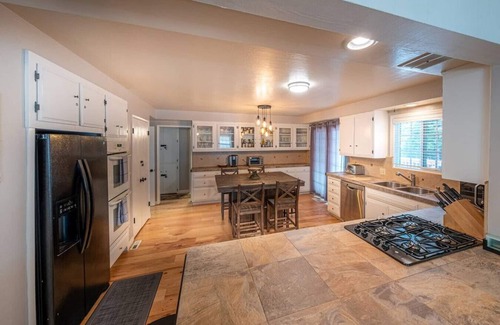 Cedar Glen House | TheDragons Den Mega Cabin Sleeps 12