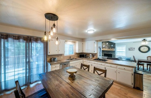 Cedar Glen House | TheDragons Den Mega Cabin Sleeps 12