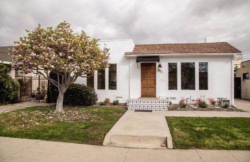 Larchmont House | THREE UNIT HOLLYWOOD COMPLEX W/3 PRIVATE ENTRANCES