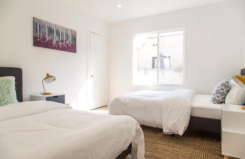 Larchmont House | THREE UNIT HOLLYWOOD COMPLEX W/3 PRIVATE ENTRANCES