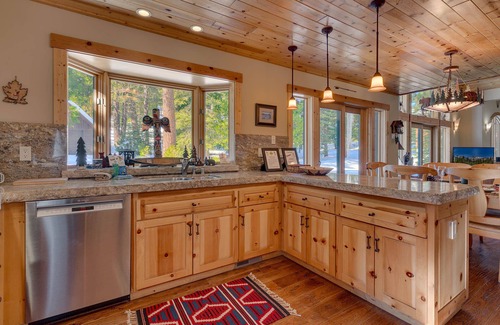 Tahoma House | Tippy Canoe By Tahoe Getaways - W Shore 4 BR w Hot Tub & Sauna