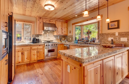 Tahoma House | Tippy Canoe By Tahoe Getaways - W Shore 4 BR w Hot Tub & Sauna