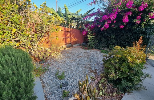 Ventura House | Tranquil 2-bedroom house in Ventura with flower garden close to beach