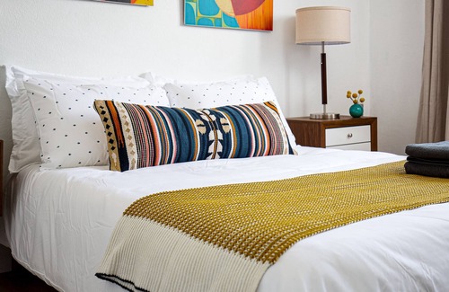 Westlake Apartment | Traveler's Place - Dream LA Exp!