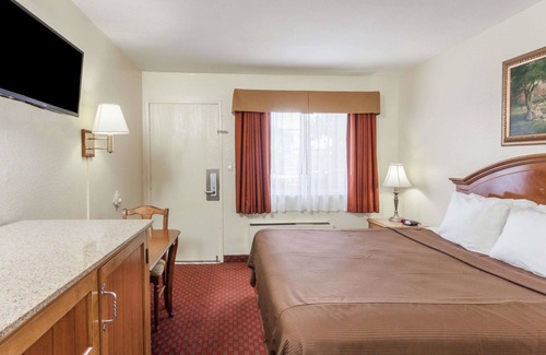 Northwest Anaheim Hotel | Travelodge by Wyndham Fullerton Near Anaheim