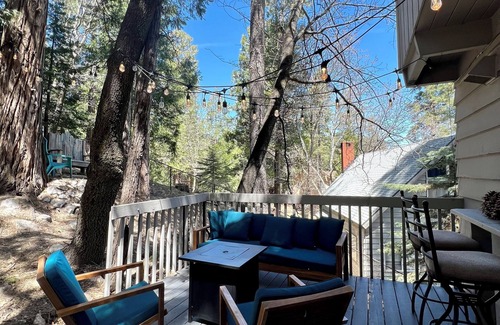 Cedar Glen House | Treehouse near the lake and shops /LAKE ACCESS /