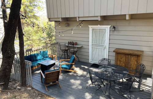Cedar Glen House | Treehouse near the lake and shops /LAKE ACCESS /