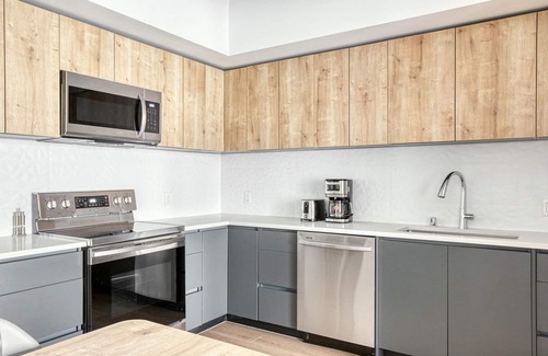 City West Apartment | Trendy Downtown 1BR w/Pool, Gym & W/D near Staples Center, by Blueground