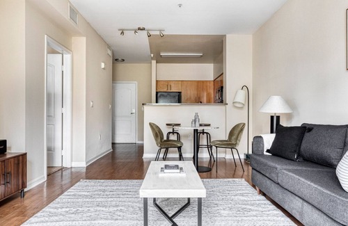 NoHo Arts District Apartment | Trendy North Hollywood 1BR w/Gym & Pool, near TJ & shops, by Blueground
