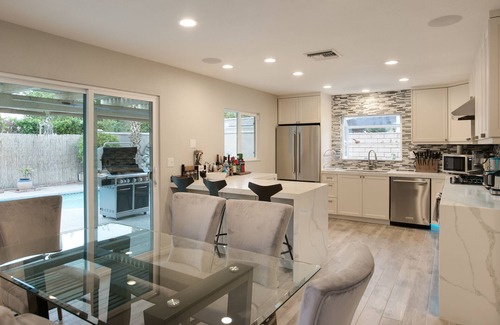 Indio House | "Tulip Play House"5 Bedrooms 3.5 bath Pool & Spa w/Built in BBQ, big side yard