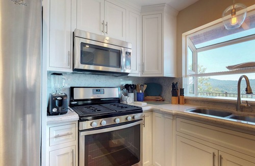 Lake Arrowhead House | Upscale home with lake views, gas grill, washer/dryer, fireplace, patio, deck