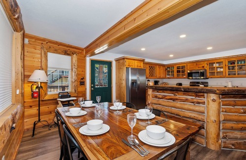 Eagle Mountain Estates Cabin | Upscale log cabin with gourmet kitchen, fireplace, minutes away from attractions