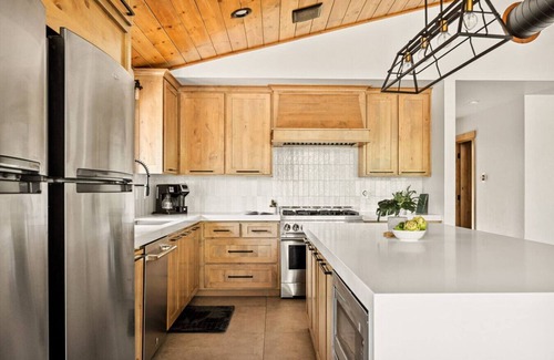 Upper Moonridge House | Urban Manor, walk 2 Ski Resort & Hot Tub w/Firepit