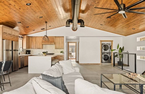 Upper Moonridge House | Urban Manor, walk 2 Ski Resort & Hot Tub w/Firepit