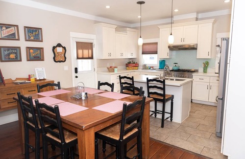 Anaheim Colony Historic District House | 149 m² Bungalow ∙ 3 bedrooms ∙ 9 guests