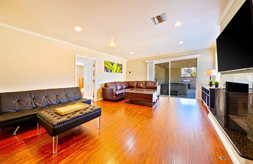 Anaheim Colony Historic District House | 153 m² House ∙ 4 bedrooms ∙ 10 guests