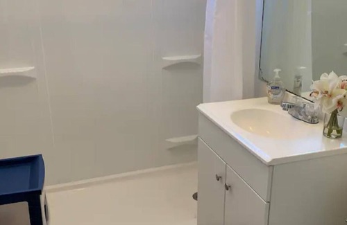 Hawthorne House | Vacation Home-Beaches, LAX Airport and Freeway405&105 nearby