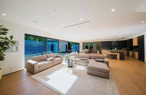 Sherman Oaks House | Varna Villa - Charming Sherman Oaks Retreat with Private Patio & Spa