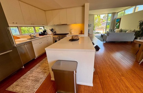 Venice House | Venice Walk Street Retreat | Jacuzzi & Lemon Tree