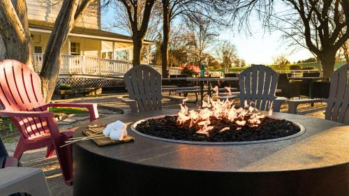 Paso Robles House | Victorian Manor In Paso Robles Wine Country Pool Hot Tub Firepit Tennis Court Sleeps 28