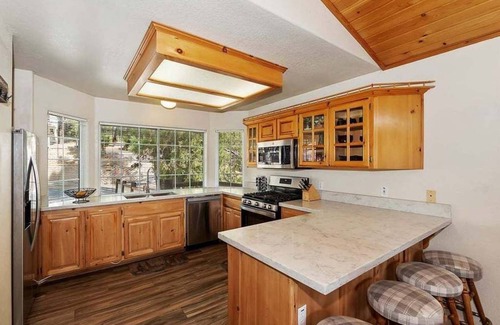 Big Bear Lake House | View Point - Hot Tub, Pool Table, Arcade Game, Slope Views