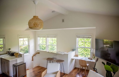 Hollywoodland House | Villa in Hollywood Hills- Townhouse with Private Backyard