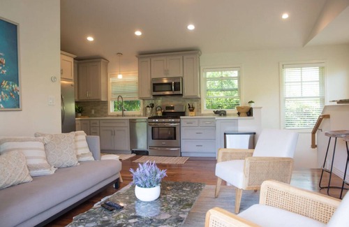 Hollywoodland House | Villa in Hollywood Hills- Townhouse with Private Backyard