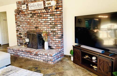 Oakhurst House | Villa near Yosemite & bass lake w/Hot Tub/EV charging