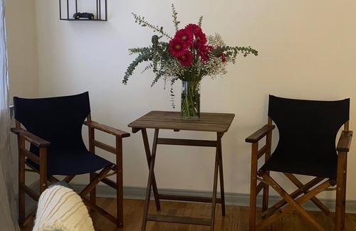 Mid-Wilshire Apartment | Vintage cozy studio stay in the Heart of LA